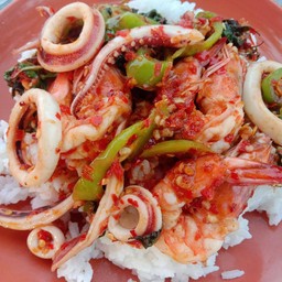 ผัดพริกแกงทะเลราดข้าว