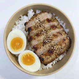 ข้าวหน้าหมูอบน้ำผึ้งพริกไทยดำ-ไข่ต้ม