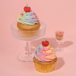 Rainbow Sprinkel Cupcake ชิ้น (เรนโบว์สปริงเกอร์คัพเค้ก)