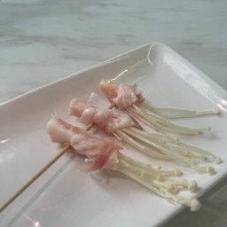 หมูสามชั้นพันเห็ดเข็มทอง