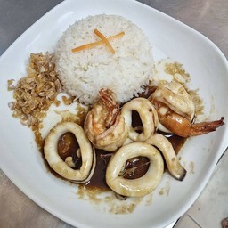 กุ้งหมึกกระเทียม ราดข้าว