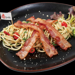 สปาเกตตี้ผัดกระเทียมน้ำมันมะกอกเบค่อน (Agilio e olio with Bacon)