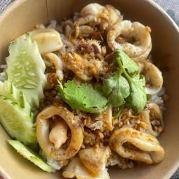 ข้าวปลาหมึกกระเทียม