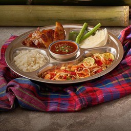 Bento A1 ส้มตำไทย+ไก่ย่างหนังกรอบ+ข้าวเหนียวขาว/ดำ