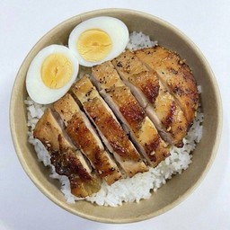 ข้าวหน้าไก่อบน้ำผึ้งพริกไทยดำ-ไข่ต้ม