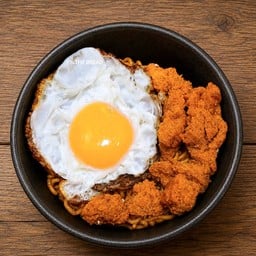 มาม่าเกาหลีไก่สไปซี่และไข่ดาว