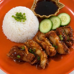 ข้าวสะโพกไก่กรอบซอสการ์ลิค