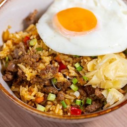 ข้าวผัดเนื้อผงกระหรี่ญี่ปุ่น ไข่ดาว