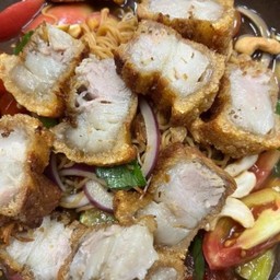 ยำไวไวหมูกรอบน้ำปลา