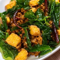 กระเพราคั่วเต้าหู้หมูสับ