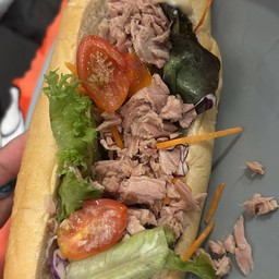 แซนด์วิชทูน่าน้ำสลัด Tuna sandwich with salad dressing