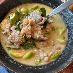 แกงเขียวหวานเนื้อติดเอ็นและมัน