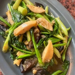 คะน้าผัดหอยเป๋าฮื้อ