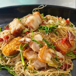 หมี่กระเฉดหมูกรอบ