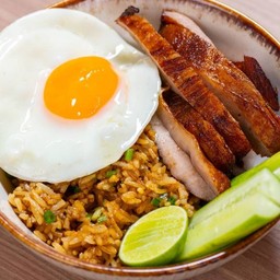 ข้าวผัดซีอิ๊วคอหมู ไข่ดาว
