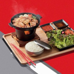 หมูสามชั้นย่างเกาหลี ซัมกยอบซัล (เสิร์ฟพร้อมผัก น้ำจิ้ม และข้าวญี่ปุ่น)