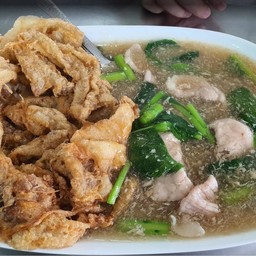 เส้นใหญ่ชุบไข่ทอดราดหน้าหมู