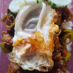 กระเพราหมูกรอบไข่ดาว