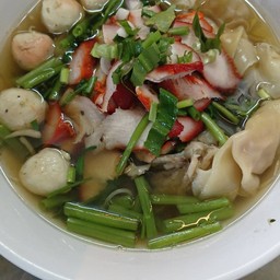 เกาเหลาเกี้ยวหมูแดงนําใส