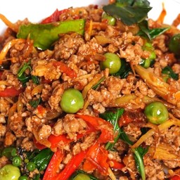 ผัดเผ็ดหมูสับราดข้าว