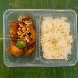 ข้าวเหนียวสามชั้นหมูทอด