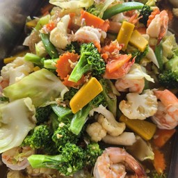 ผัดผักรวมกุ้งสด