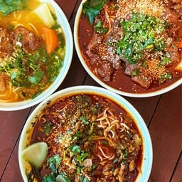 หมี่คะคะก่อก่อ 卡卡角角面馆