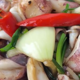 หมึกผัดพริกไทยดำราดข้าว