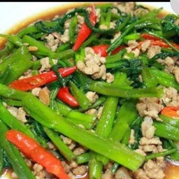 ผัดผักบุ้งราดข้าว