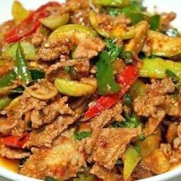 ผัดพริกแกงหมูกับข้าว