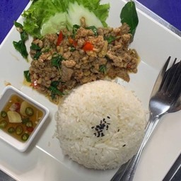 กะเพรา เนื้อ ราดข้าว