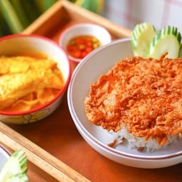 ข้าวแกงส้มปลากระพง (ราวท้อง) ยอดมะพร้าว + ไข่