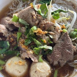 ก๋วยเตี๋ยวน้ำตกหมูลูกชิ้นตับ