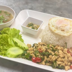 กะเพราไก่ ราดข้าว