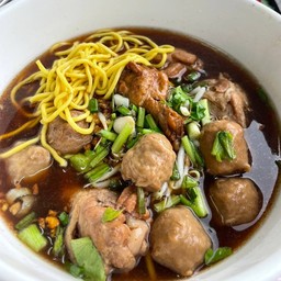 ก๋วยเตี๋ยวไก่ตุ๋น รสเด็ด (08.30-16.30น.)