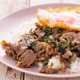 กะเพราเนื้อชิ้น (กับข้าว)