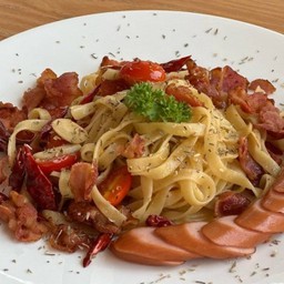 เฟตตูชินีเบคอนไส้กรอกผัดพริกแห้ง