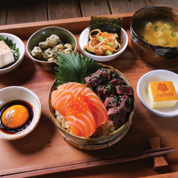 Atarashii Set: (C) เซตข้าวหน้าแซลมอนอิคุระ-เนื้อวากิวซอสชิมิชูรี (D)