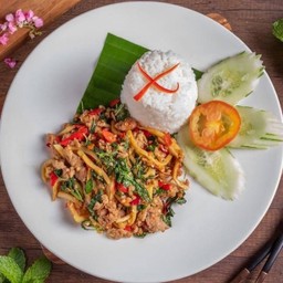 ข้าวผัดกะเพราหน่อไม้หมูสับ