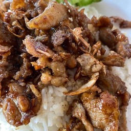 ข้าวเนื้อทอดกระเทียม