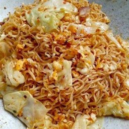 ผัดมาม่ารสต้มยำกุ้ง ใส่ไข่