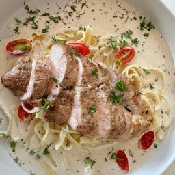 เฟตตูชินีซอสครีมอกไก่สมุนไพร