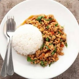 กระเพราไก่สับราดข้าว