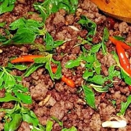 กะเพราเนื้อสับราดข้าว