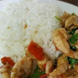 กระเพราไก่ชิ้นราดข้าว
