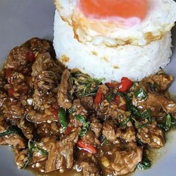 กะเพราเนื้อชิ้นราดข้าว