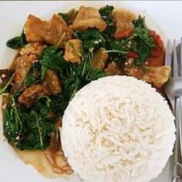 กระเพราหมูชิ้นราดข้าว