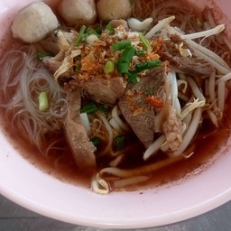 เส้นหมี่ขาว น้ำตกเนื้อ