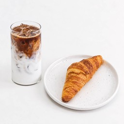 [เซตสุดฮิต] ลาเต้ (เย็น) + ครัวซองค์เนยสดฝรั่งเศส