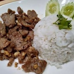 เนื้อกระเทียมราดข้าว